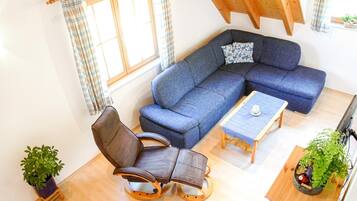 Fernseher, DVD-Player, Tischtennisplatte, Stereoanlage