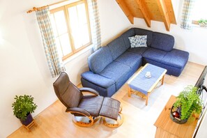 Televisión, reproductor de DVD, tenis de mesa y estéreo