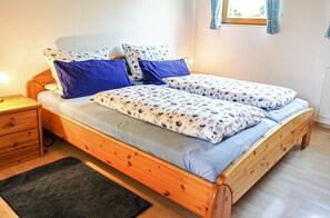 3 slaapkamers, een strijkplank/strijkijzer, gratis wifi, beddengoed