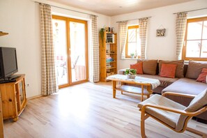 TV, lettore DVD, tavolo da ping pong, impianto stereo