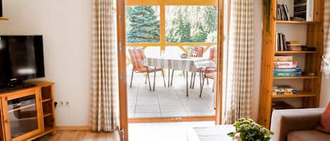 Fernseher, DVD-Player, Tischtennisplatte, Stereoanlage