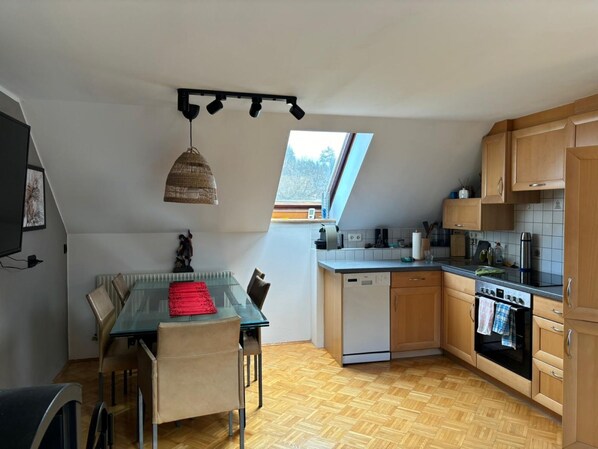 Frigorífico, microondas, horno y placa de cocina