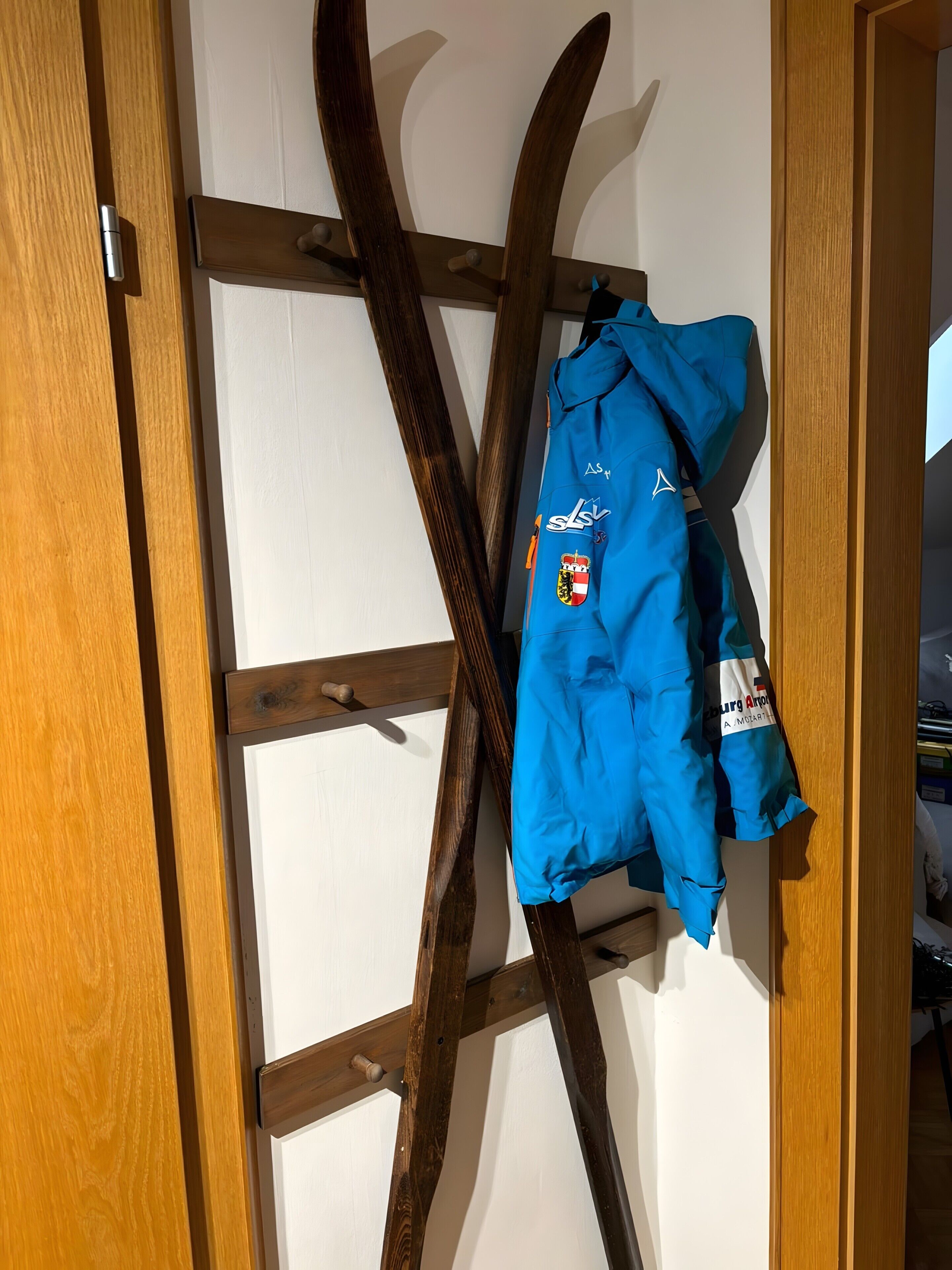 Una porta in legno con un portasci.