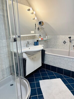 Shower, hair dryer, towels