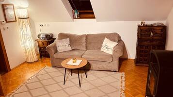 Een televisie en een open haard