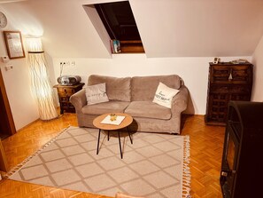 Una televisión, una chimenea