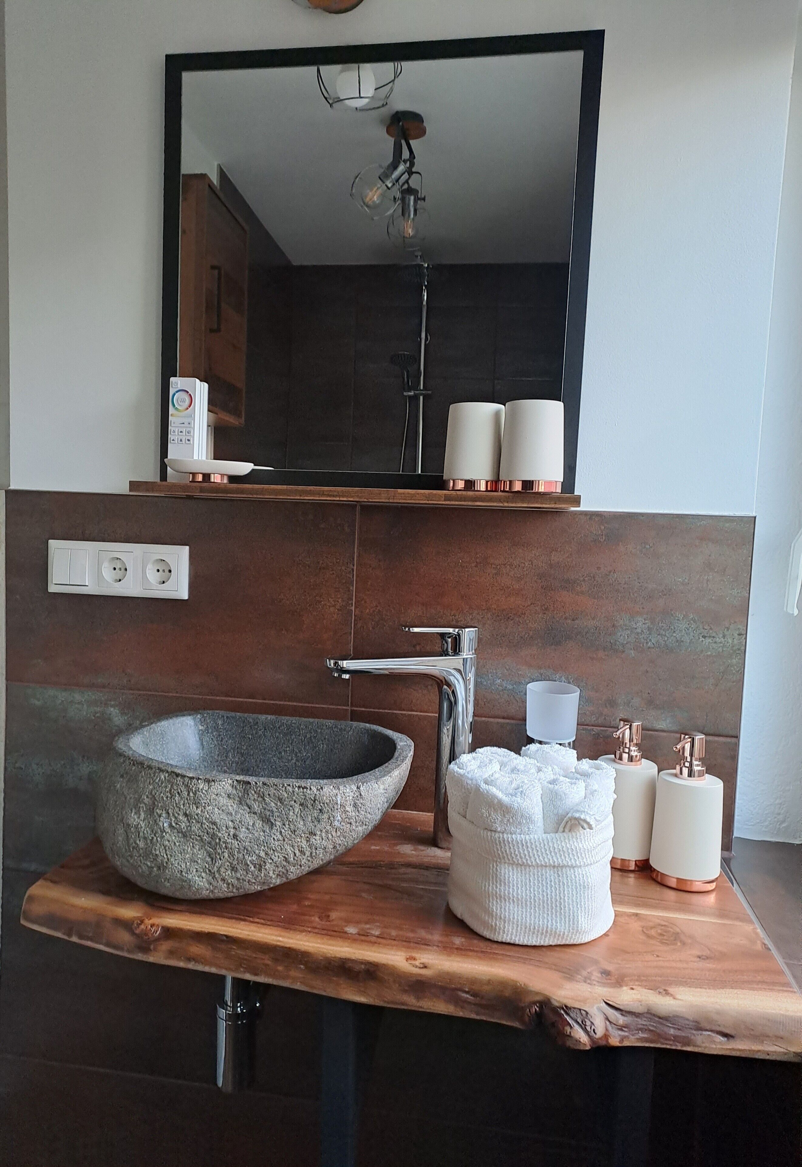 Douche, sèche-cheveux, serviettes fournies