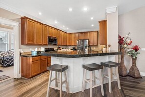 Fridge, microwave, oven, stovetop - New home near NAU and Downtown (Flagstaff)