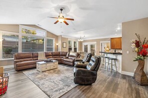 Smart TV, chimenea, oficina