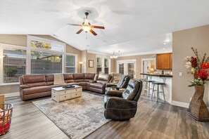 TV connectée, cheminée, espaces bureaux