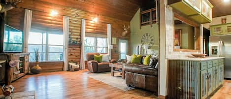 Télévision, cheminée, baby-foot, espaces bureaux