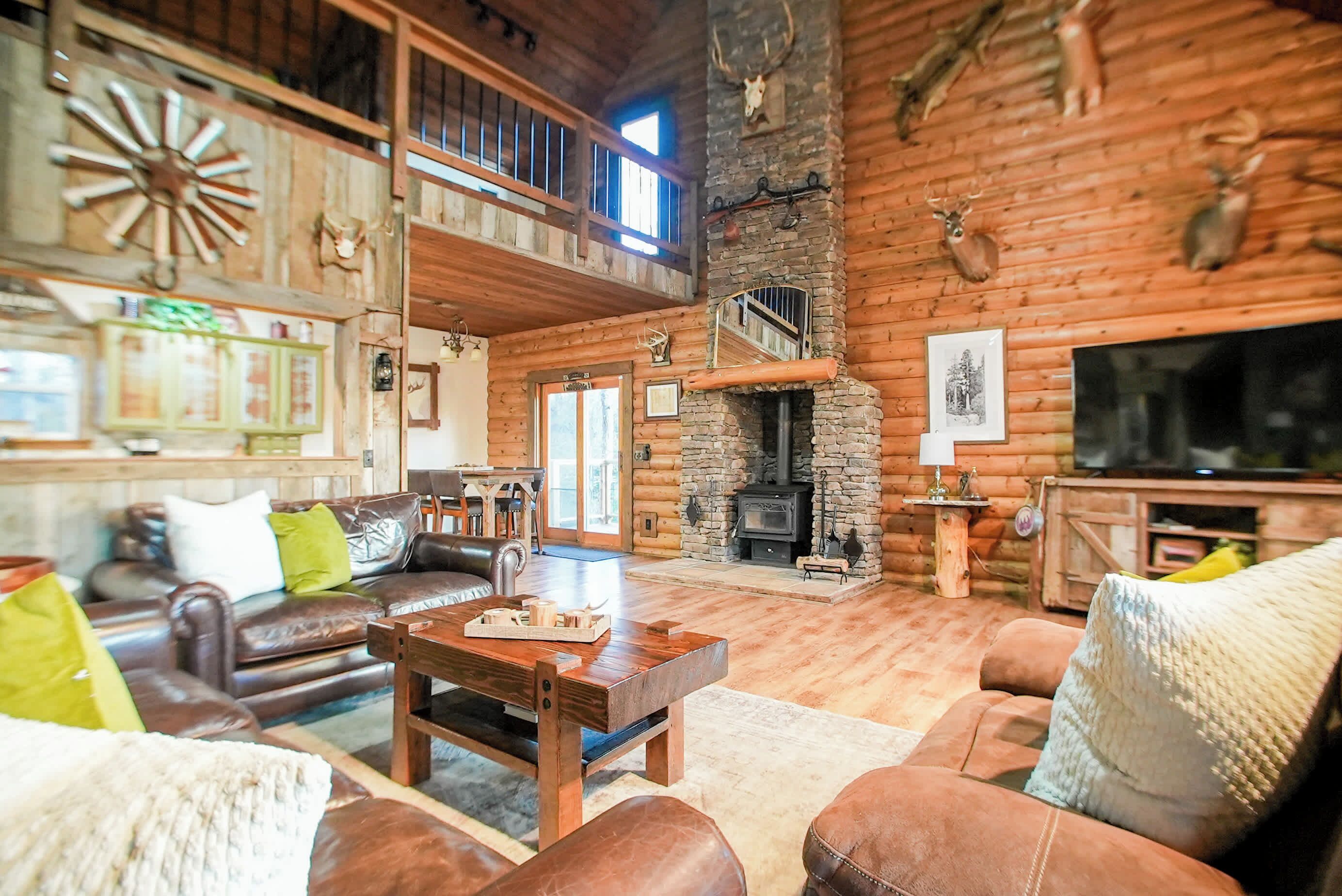 Televisión, futbolito y oficina 