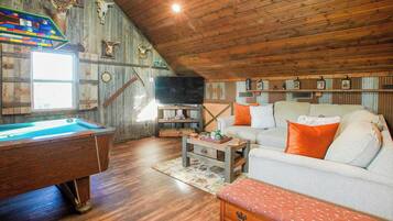 Een televisie, tafelvoetbal en een kantoor