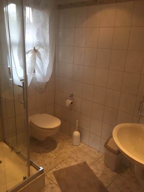 Een douche, een haardroger, handdoeken