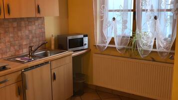 Fridge, oven, stovetop, coffee/tea maker