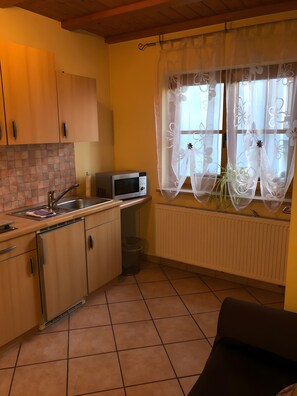 Frigorífico, horno, placa de cocina y cafetera o tetera