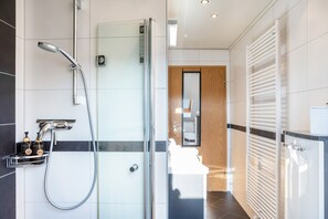 Een douche, een haardroger, handdoeken