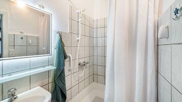 Dutxa, assecador de cabells i tovalloles