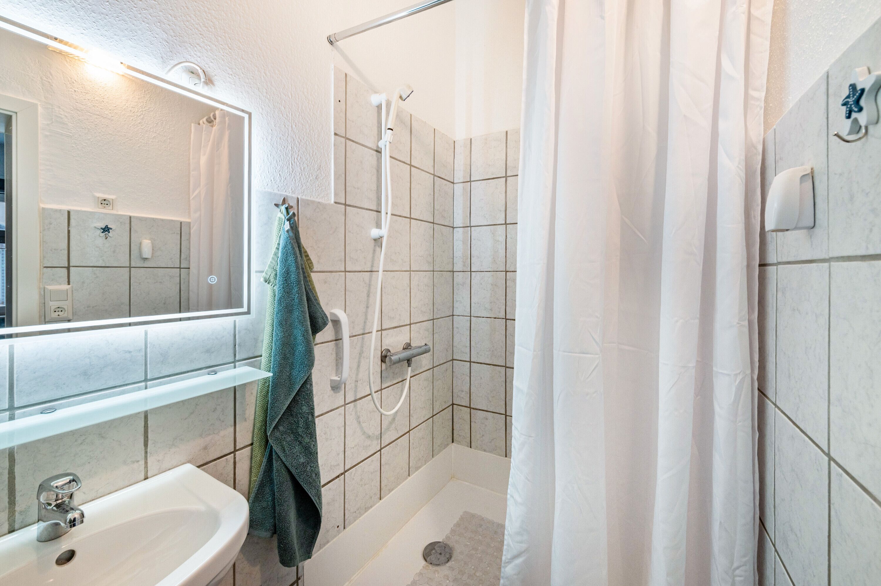 Suihku, hiustenkuivaaja, pyyhkeet