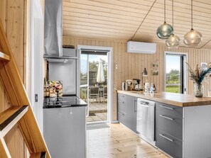 Fridge, microwave, dishwasher, cookware/dishes/utensils