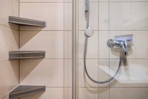 Dusch, hårtork och handdukar