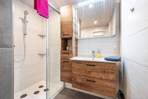 Chuveiro, secador de cabelo, toalhas de banho 