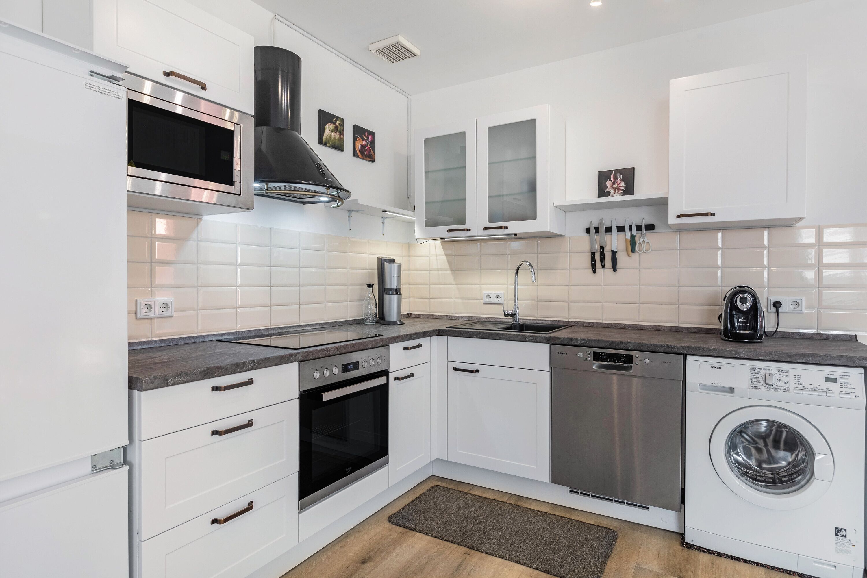 Frigorífic, microones, forn i placa de cuina 