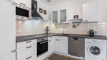 Geladeira, micro-ondas, fogão, cooktop