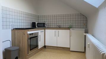 Kühlschrank, Mikrowelle, Kochgeschirr/Geschirr/Besteck