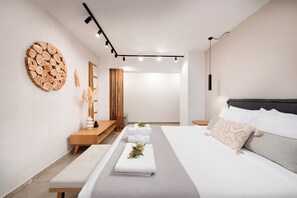 4 bedrooms, in-room safe, desk, iron/ironing board - Hypnosis Beachside Villa-Heated Pool-Spasious-Basketball C.-Ping Pong-Projector (CHANIA)