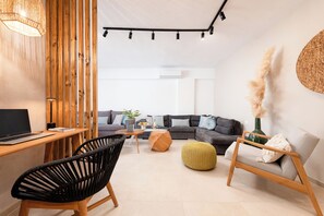 Smart TV, ping pong, books, video library - Hypnosis Beachside Villa-Heated Pool-Spasious-Basketball C.-Ping Pong-Projector (CHANIA)