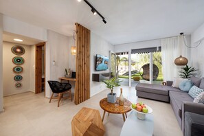 Smart TV, ping pong, books, video library - Hypnosis Beachside Villa-Heated Pool-Spasious-Basketball C.-Ping Pong-Projector (CHANIA)