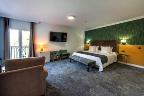 Seprai premium, selimut bulu angsa, minibar, dan brankas