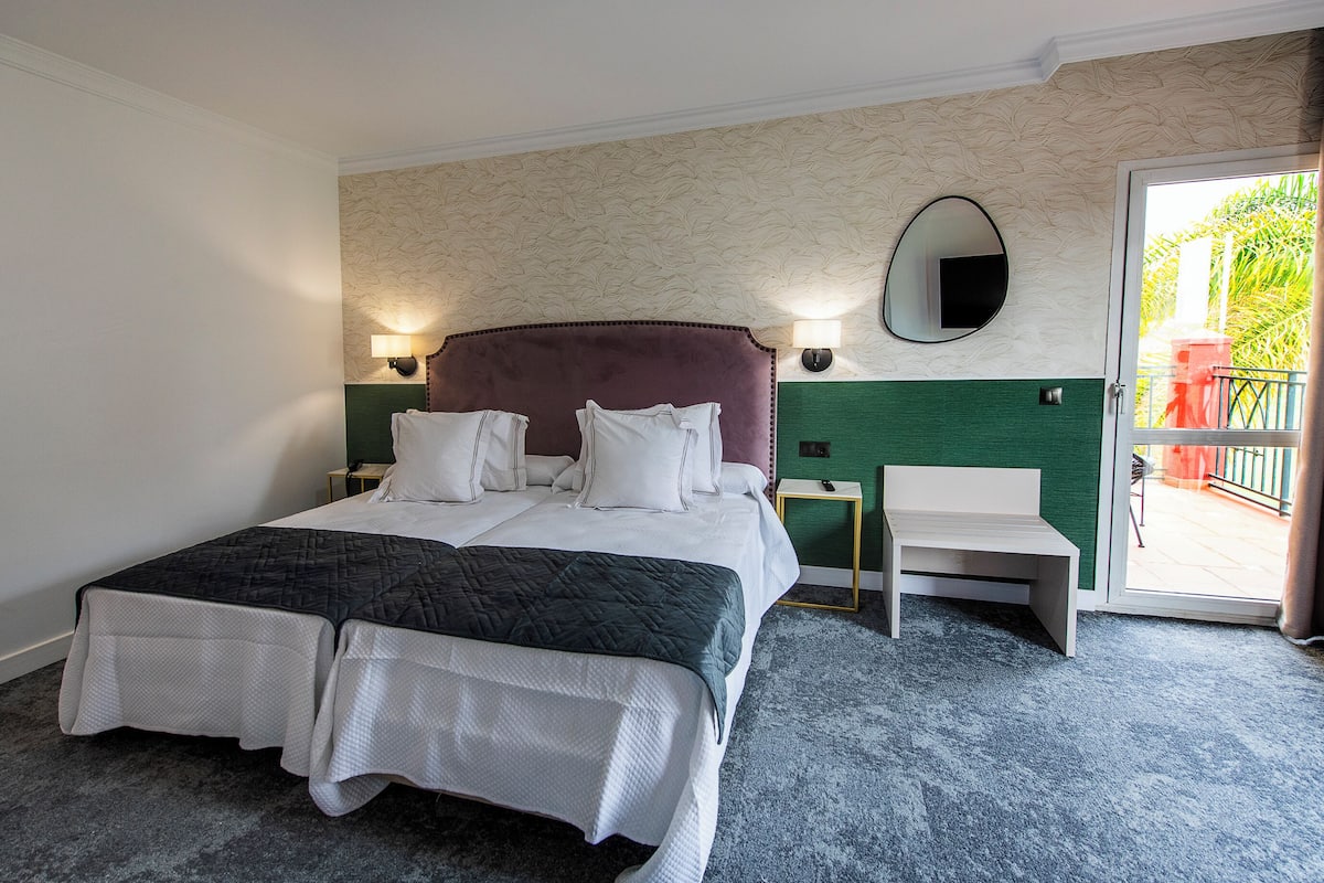 Standard Double Room, Golf View | Peralatan tempat tidur premium, gebar bulu kapas, bar mini