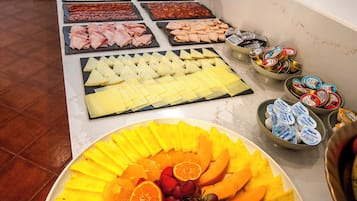 Se ofrece un desayuno bufé todos los días (por un coste adicional)
