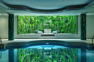 Indendørs pool, udendørs pool, parasoller, liggestole