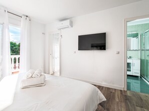 3 bedrooms, desk, internet