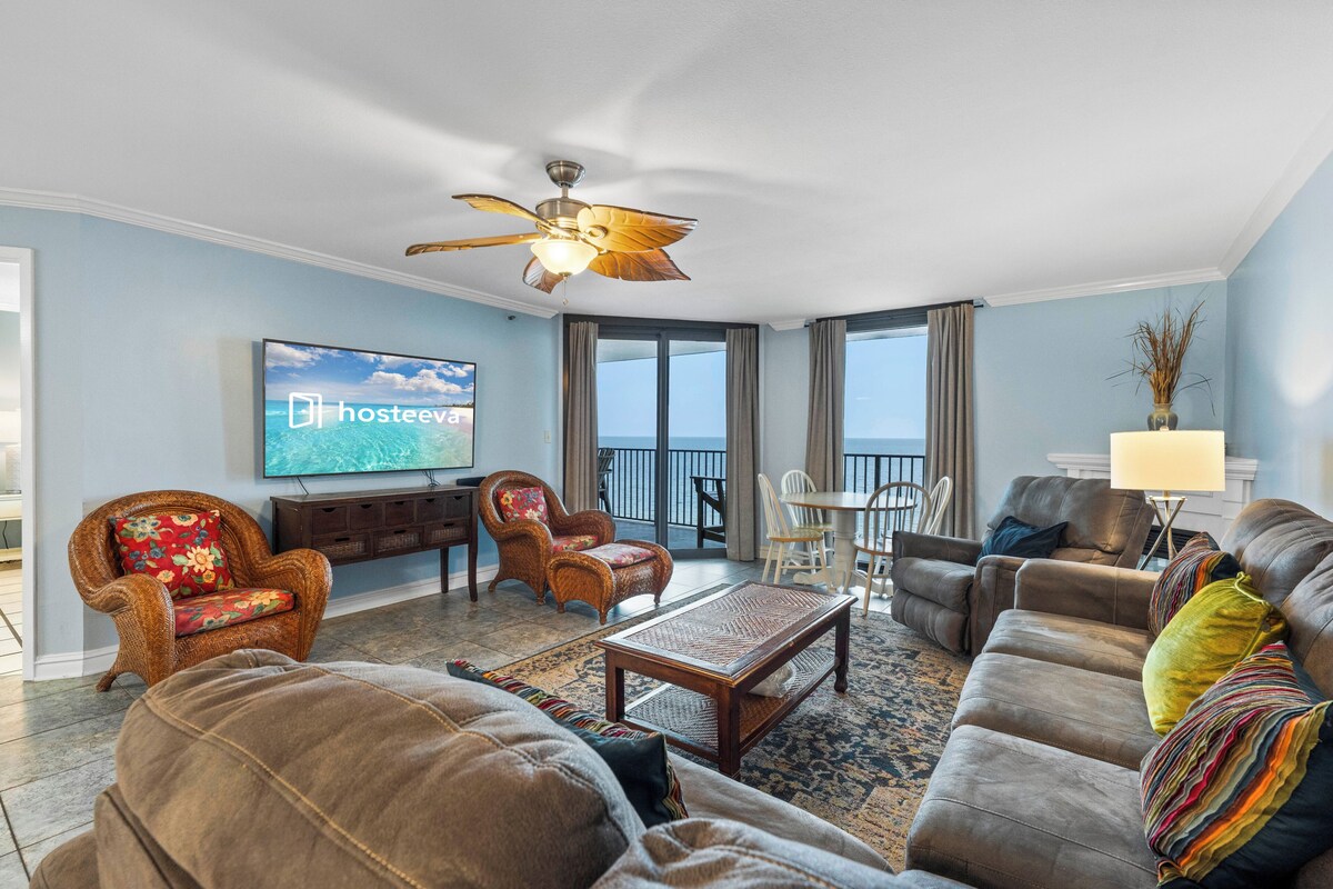 Condo com design assinado, 3 quartos, sacada, vista para a praia | Sala de estar | Smart TV 55 polegadas com canais a cabo