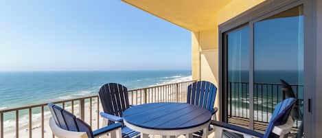Signature appartement, 1 slaapkamer, keuken, uitzicht op strand | Balkon