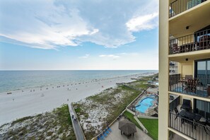 Un hôtel situé en bord de mer, doté d’une piscine, d’un accès direct à la plage et offrant une vue sur l’océan.