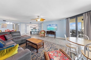 Condo Signature, 3 chambres, balcon, vue sur la plage | Salle de séjour | Téléviseur connecté de 55 po avec télévision par câble