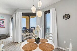 Signature Condo, 1 Bedroom, Kitchen, Beach View | In-room dining