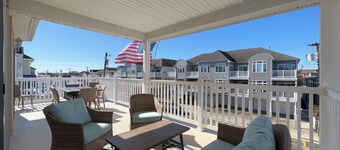 Gorgeous and Spacious Top Floor Condo near the Best of Wildwood!