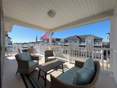 Gorgeous and Spacious Top Floor Condo near the Best of Wildwood!