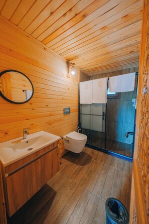 Deluxe Bungalow, Balcony, Mountain View | Bathroom