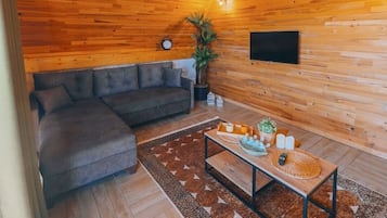 Bungalow – deluxe, balkong, fjellutsikt | Oppholdsområde | Printere