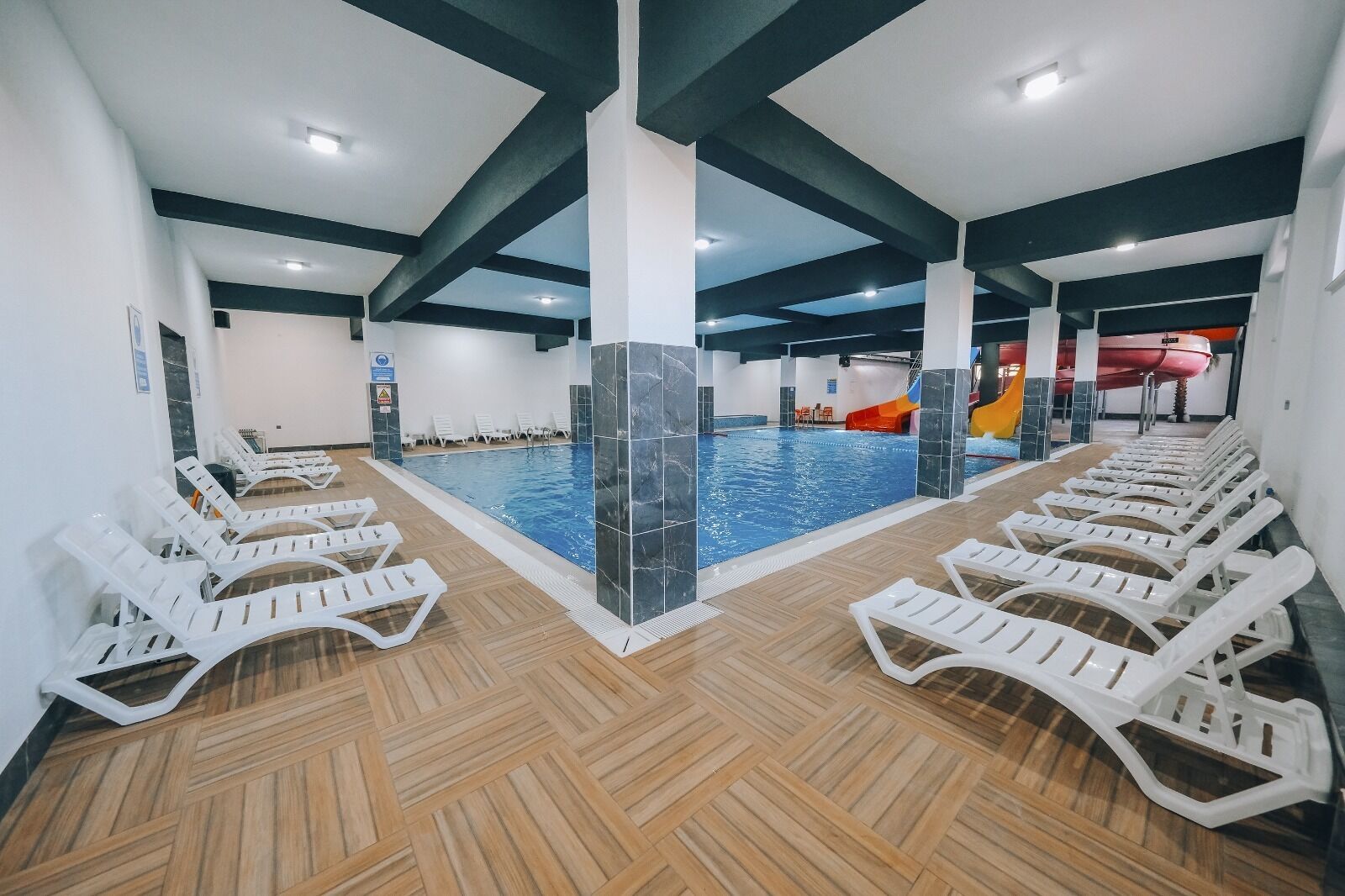 2 piscines couvertes