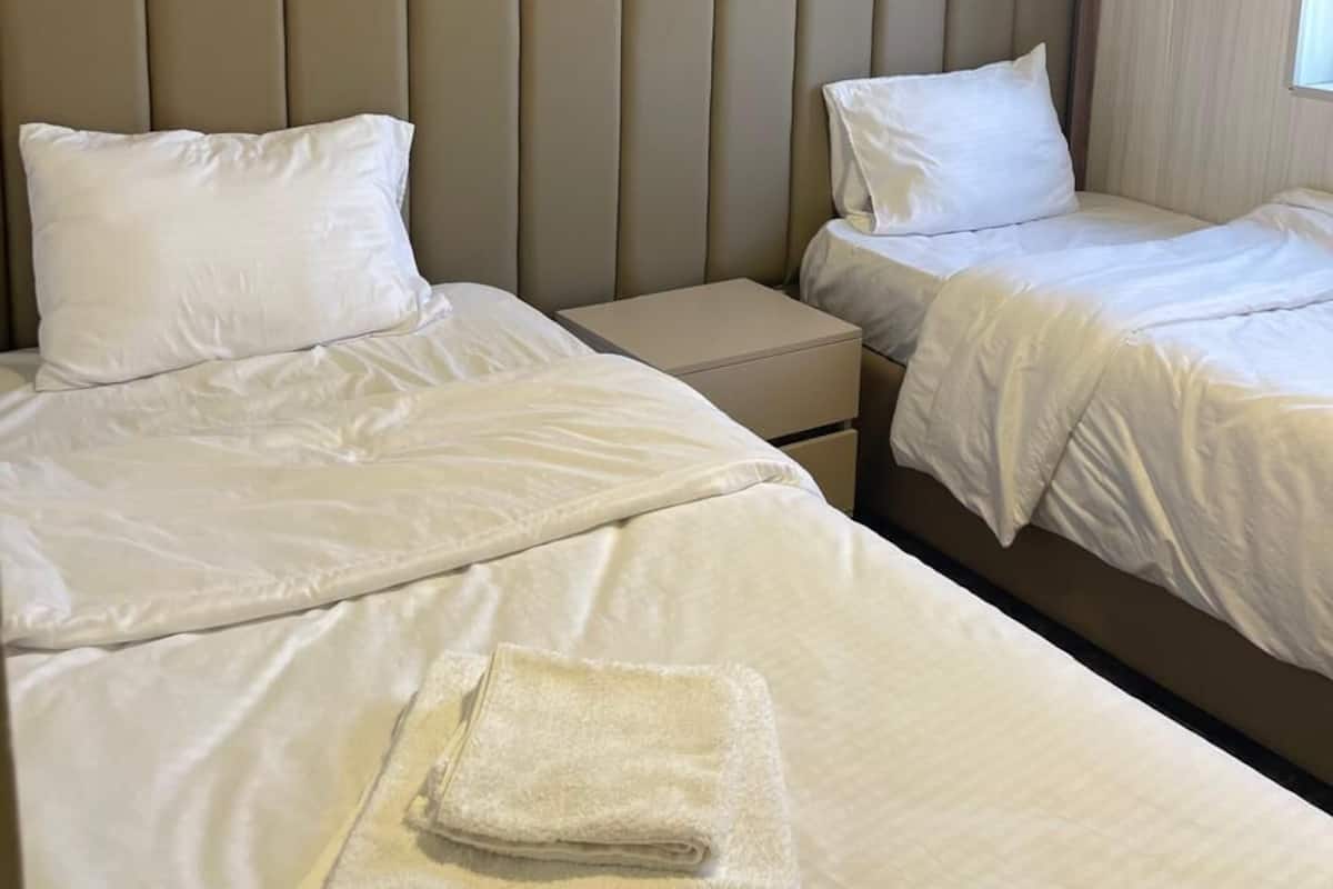 Habitación con 2 camas individuales | 1 habitación, minibar, wifi gratis y ropa de cama