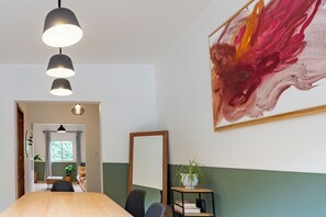 Deluxe Apartment, City View | Dining room