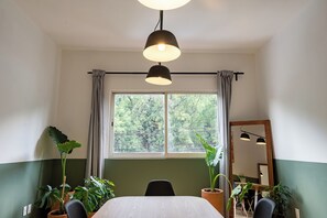 Deluxe appartement, uitzicht op de stad | Dineerruimte